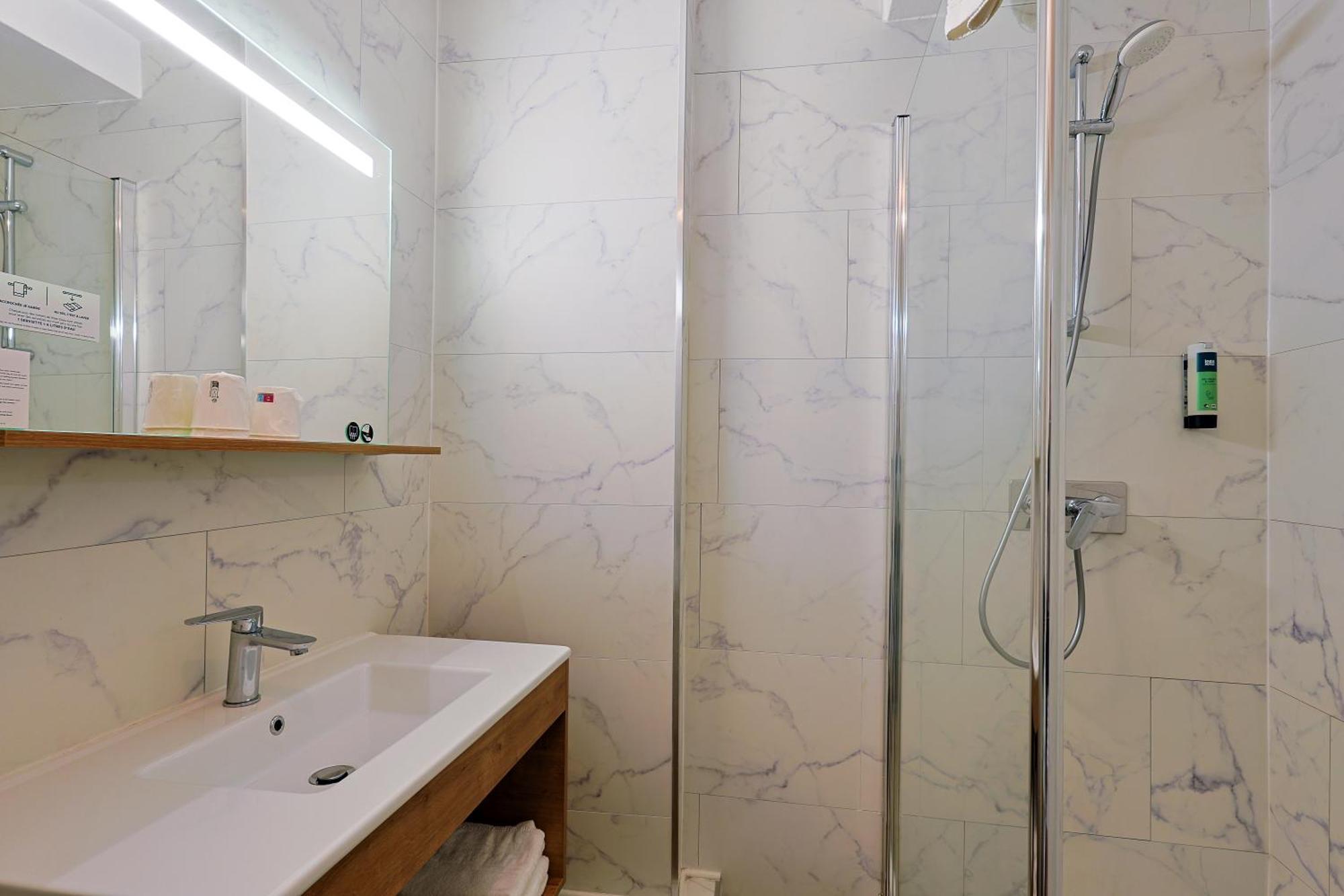 פור-א-נובל Logis Hotel & Restaurant Mediterranee מראה חיצוני תמונה